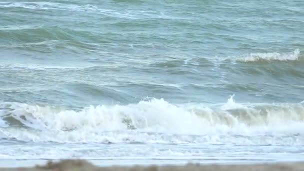 Slow Motion Belle vague géante bleue de l'océan s'écrasant sur la plage en Thaïlande : Slow Motion 100fps à 25 fps — Video