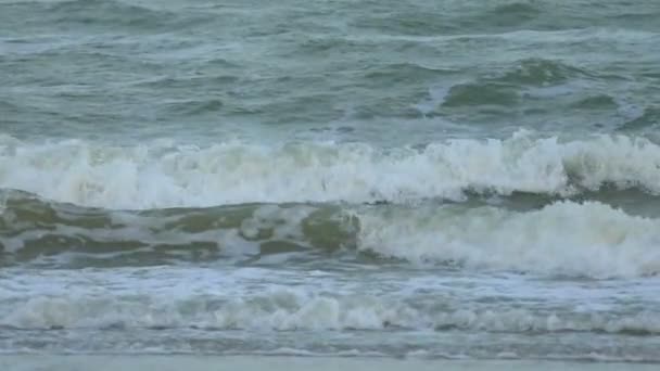Slow Motion Belle vague géante bleue de l'océan s'écrasant sur la plage en Thaïlande : Slow Motion 100fps à 25 fps — Video