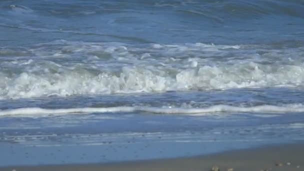 Powolny ruch piękny niebieski Giant Ocean Fala upaść na plaża w Tajlandia: Slow Motion 100fps do 25 fps — Wideo stockowe