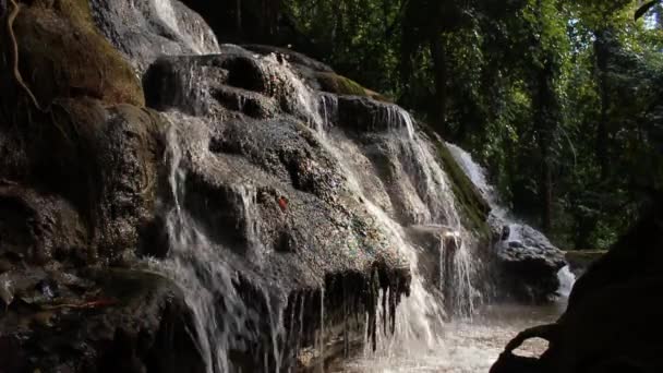 Gros plan sur le débit d'eau ou la cascade, Full HD — Video