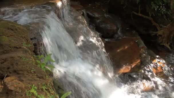 Primer plano de flujo de agua o cascada, Full HD — Vídeo de stock