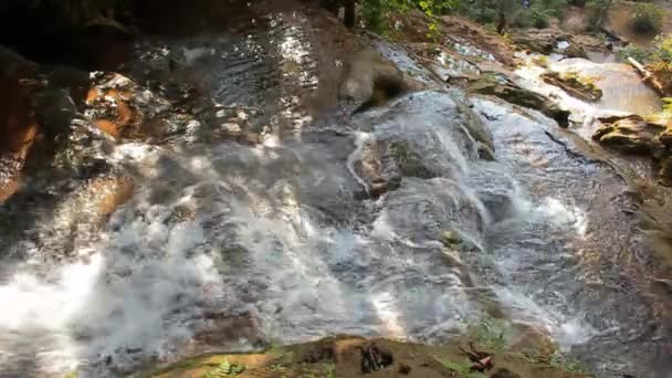 Nära upp skott av vattenflödet eller vattenfall, Full Hd — Stockvideo