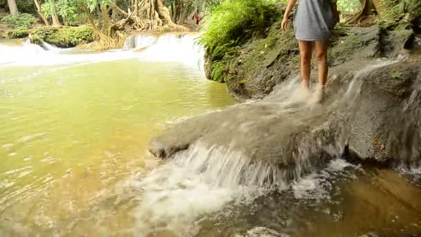 Nära upp skott av vattenflödet eller vattenfall, Full Hd — Stockvideo