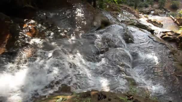 Nära upp skott av vattenflödet eller vattenfall, Full Hd — Stockvideo