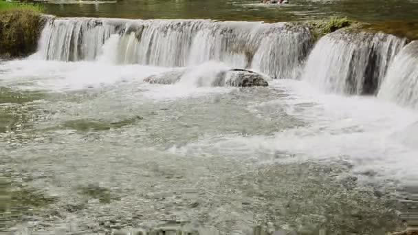 Nahaufnahme des Wassers, das die Felsen in Thailand hinunterstürzt — Stockvideo