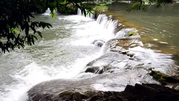 タイの岩をクラッシュする水のクローズ アップ — ストック動画