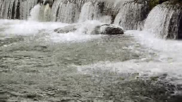 Nahaufnahme des Wassers, das die Felsen in Thailand hinunterstürzt — Stockvideo