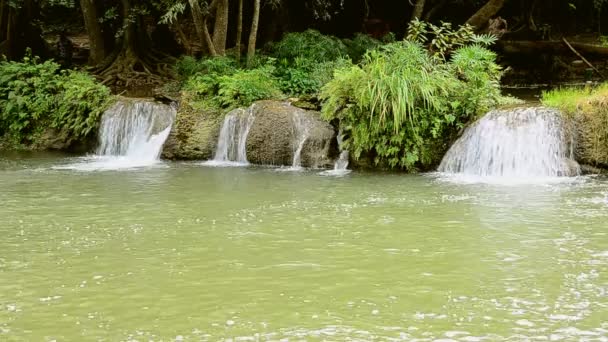 Primo piano dell'acqua che si schianta contro le rocce in Thailandia — Video Stock