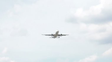 Bangkok, Tayland - 20 Mayıs 2015:Jet uçak iniş Don Mueang Uluslararası Havaalanı Tayland için yaklaşıyor. ses ile