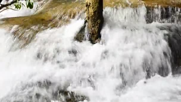 Close up da água que cai pelas rochas na Tailândia — Vídeo de Stock