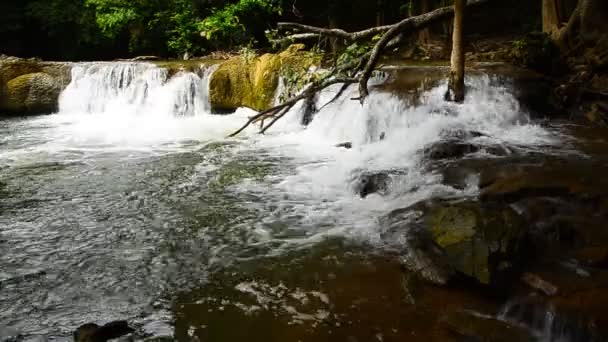 Close up da água que cai pelas rochas na Tailândia — Vídeo de Stock