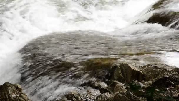 Nahaufnahme des Wassers, das die Felsen in Thailand hinunterstürzt — Stockvideo