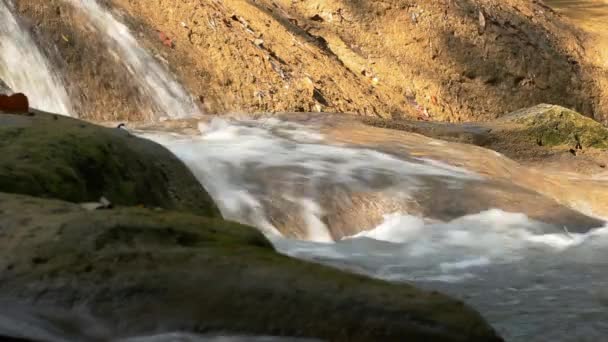 Primer plano del agua cayendo por las rocas en Tailandia — Vídeo de stock