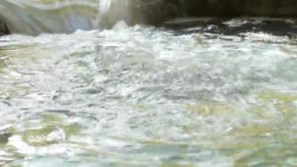 Nahaufnahme des Wassers, das die Felsen in Thailand hinunterstürzt — Stockvideo