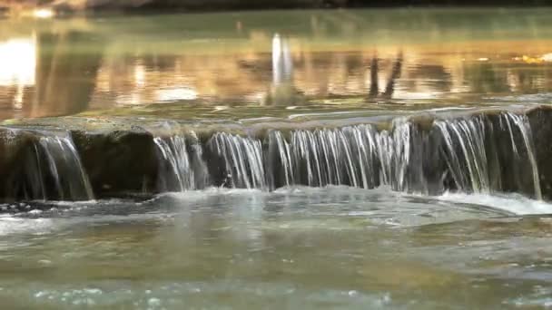 Nahaufnahme des Wassers, das die Felsen in Thailand hinunterstürzt — Stockvideo