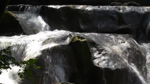 Primer plano del agua cayendo por las rocas en Tailandia — Vídeo de stock
