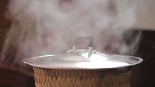 Vara de arroz ferver vapor na tecelagem de bambu e panela, Clipe HD . — Vídeo de Stock