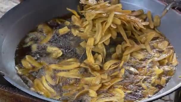 Stekt banan dessert gata mat i Thailand — Stockvideo