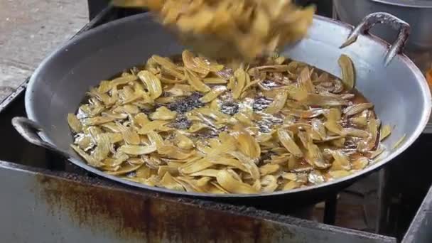 Kızarmış muzlu tatlı sokak gıda Tayland at — Stok video
