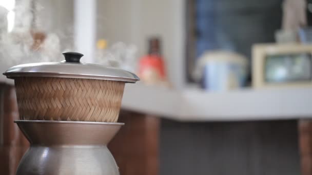 粘大米煮蒸汽在编织竹和锅，高清剪辑. — 图库视频影像