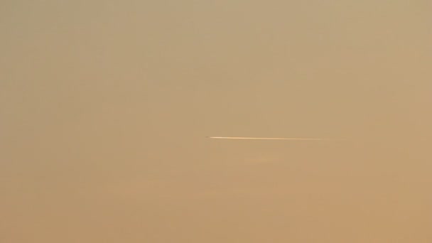 Ατμών μονοπάτι από το αεροπλάνο για το βράδυ ουρανό ηλιοβασίλεμα. — Αρχείο Βίντεο