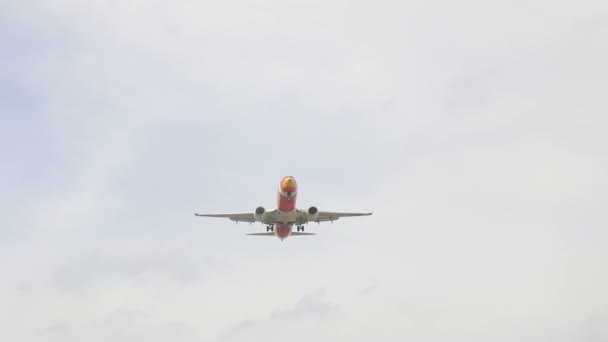 Bangkok, Thajsko - 9. června, 2015:Jet letadlo se blíží přistání na letiště Don Mueang mezinárodní Thajsko. se zvukem — Stock video
