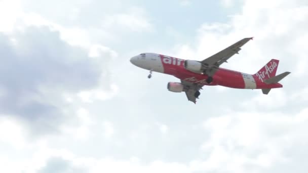 Bangkok, Thajsko - 20. května, 2015:Jet letadlo se blíží přistání na letiště Don Mueang mezinárodní Thajsko. se zvukem — Stock video