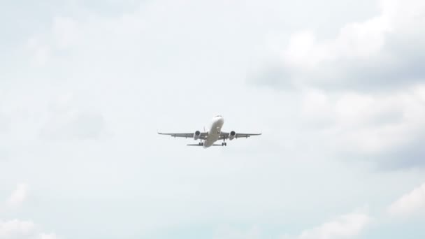 BANGKOK, THAILAND - 20 Mei 2015: Pesawat jet mendekati pendaratan di Bandar Udara Internasional Don Mueang Thailand. dengan suara — Stok Video