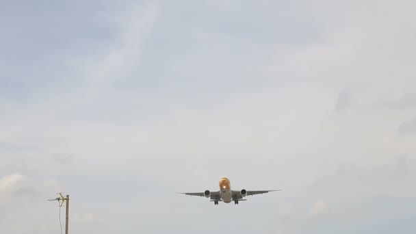BANGKOK, THAÏLANDE - 20 MAI 2015 : Avion à réaction approchant de l'aéroport international Don Mueang en Thaïlande. avec son — Video