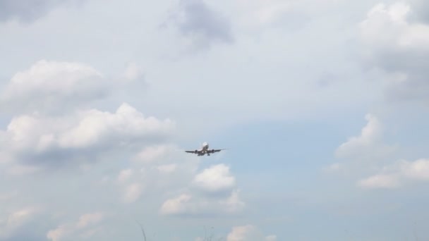 BANGKOK, THAILAND - 20 Mei 2015: Pesawat jet mendekati pendaratan di Bandar Udara Internasional Don Mueang Thailand. dengan suara — Stok Video