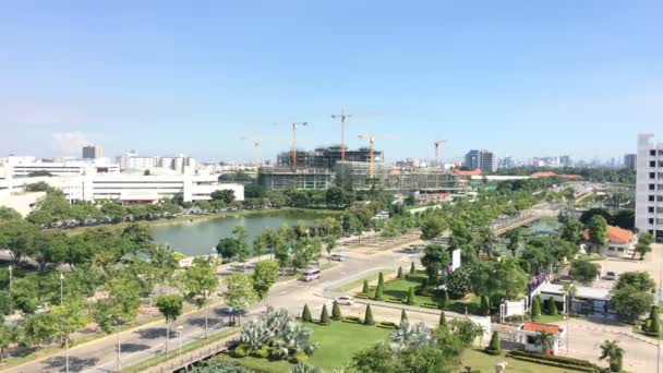 Bangkok, Thajsko-21 květen, 2015: Timelapse světlem den Hd panoráma města Bangkok, budou muset vypořádat s rostoucím počtem automobily, motocykly a další provoz na silnici s thajské vlajky — Stock video