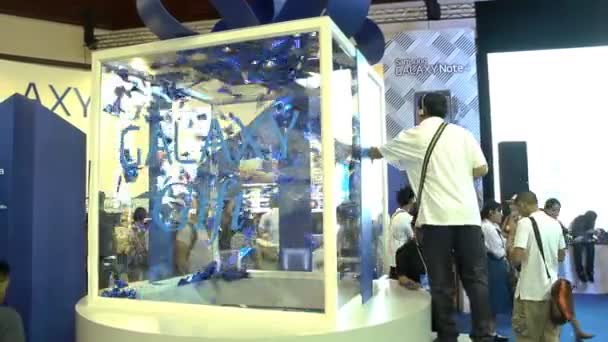 Samsung Galaxy show i ludzie chodzą, Samsung jest Android smartphone produkowane przez Samsung Electronics w Tajlandii Mobile Expo 2014 — Wideo stockowe