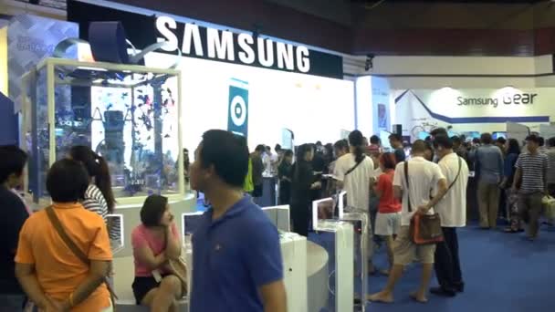 Samsung Galaxy göstermek ve insanlar yürüyüş, Samsung Tayland Mobile Expo Samsung Electronics tarafından üretilen bir Android akıllı telefon 2014 — Stok video