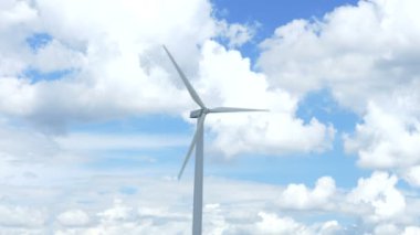 Tayland mavi gökyüzü arka plan ile Elektrik Üreten Güzel Rüzgar Türbinleri