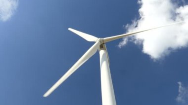 Tayland mavi gökyüzü arka plan ile Elektrik Üreten Güzel Rüzgar Türbinleri