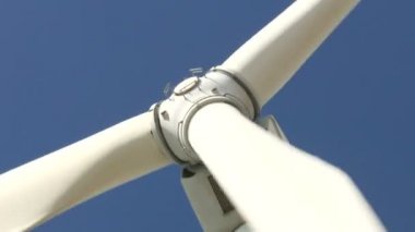 Tayland mavi gökyüzü arka plan ile Elektrik Üreten Güzel Rüzgar Türbinleri