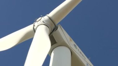 Tayland mavi gökyüzü arka plan ile Elektrik Üreten Güzel Rüzgar Türbinleri