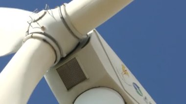 Tayland mavi gökyüzü arka plan ile Elektrik Üreten Güzel Rüzgar Türbinleri