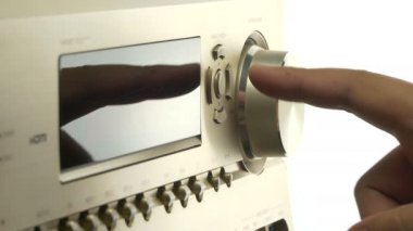 Av alıcısının sesini yukarı veya aşağı çevirme , yakın