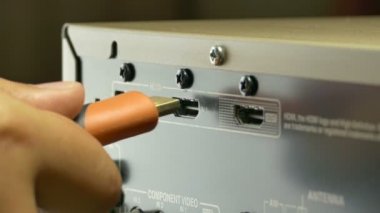 Bir işçinin arka kundakçılık kablosunu bir Hdmi kablosuna taktığı yakın çekim