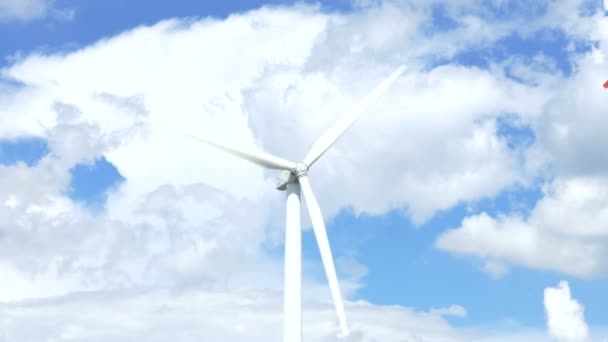 Prachtige wind turbines genereren elektriciteit met blauwe hemel achtergrond in Thailand — Stockvideo