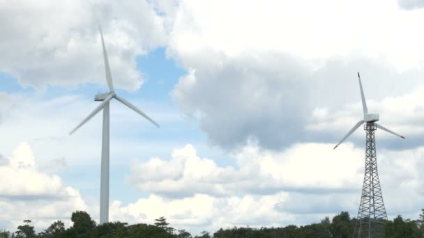 Hermosas turbinas eólicas que generan electricidad con fondo azul en Tailandia — Vídeos de Stock