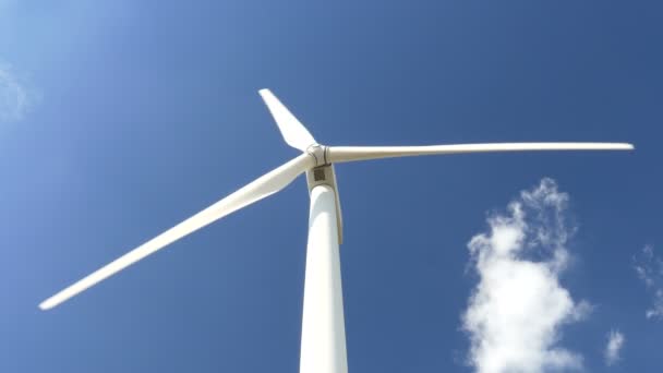 Vackra vindkraftverk genererar elektricitet med blå himmel bakgrund i Thailand — Stockvideo