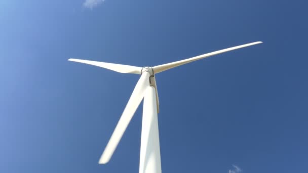 Nádherné větrné turbíny vyrábějící elektřinu s modrou oblohou v Thajsku — Stock video