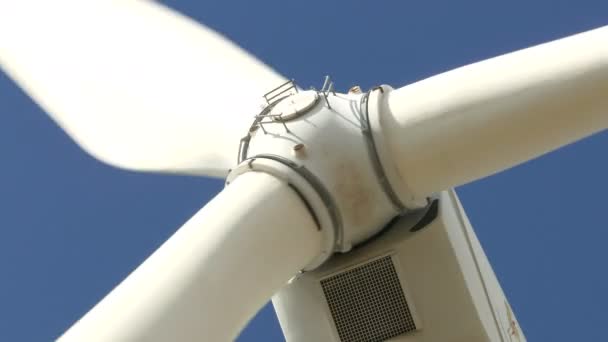 Lindas turbinas eólicas gerando eletricidade com fundo azul no céu na Tailândia — Vídeo de Stock