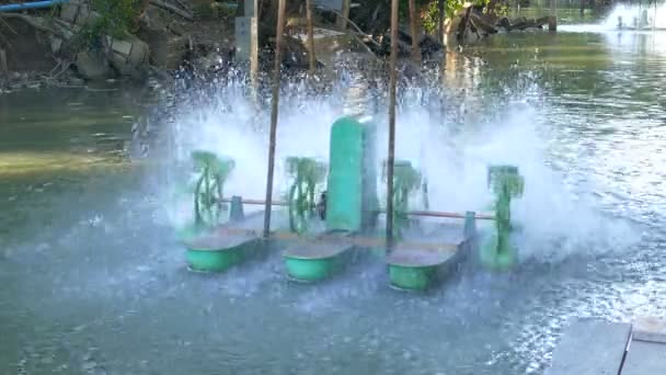 Milieu watervervuiling behandeling. Elektrische waterturbine machine voor het verhogen van zuurstof in afvalwater — Stockvideo