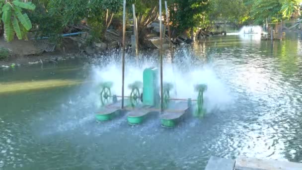 环境水污染治理。用于增加废水中氧气的电动水轮机 — 图库视频影像