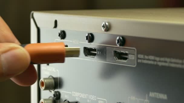 Крупный план рабочего, подключающего кабель HDMI к задней части — стоковое видео