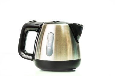 Beyaz arkaplanda paslanmaz elektrikli su ısıtıcısı izole