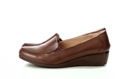 Güzel ayakkabıları üzerinde beyaz bir backgro izole kadın kahverengi deri